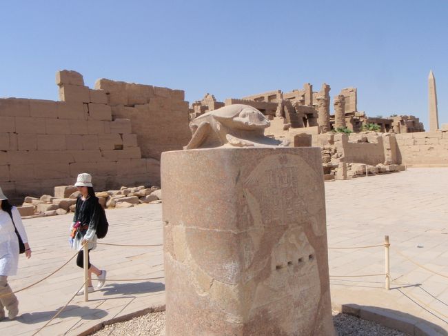 フンコロガシが載った円柱<br /><br />２回周ると、願いがかなうらしい。<br />