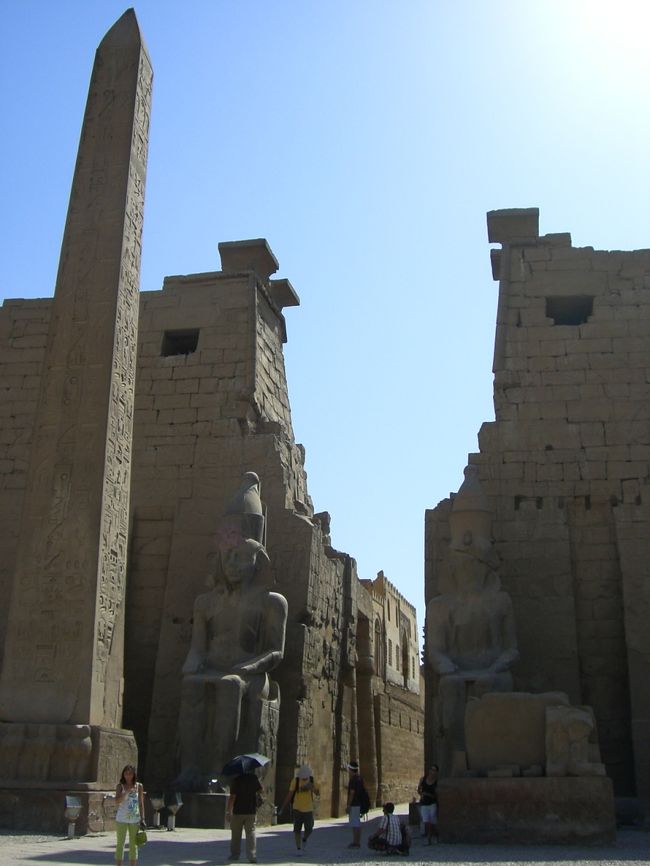 ルクソール神殿。<br /><br />ラムセス?世が二人と、オベリスクが１本。<br />右側にもあったらしいが、フランスに売られてしまったらしい。<br />