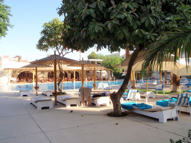 ホテルに戻って、プールへＧＯ<br /><br />プールで、遊びで旅行に来ていることを実感。<br />この暑さで遺跡めぐりしてると、部活を思い出す。<br />