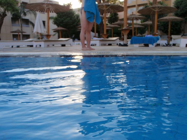 プールの中から撮影。<br /><br />歯を磨いたり、うがいするのに、ミネラルウォーターを使うぐらい。水道水には気を使っているのに、プールの中で、水を飲んじゃったりするのはＯＫなのだろうかと。<br />ふと、考えたりする。<br /><br />