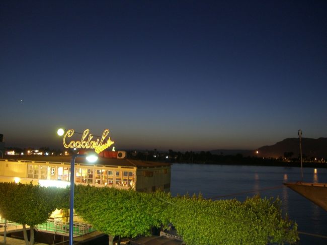 ディナーまで時間があるので、買出しを兼ね、周辺を散歩<br /><br />ナイル川だ。