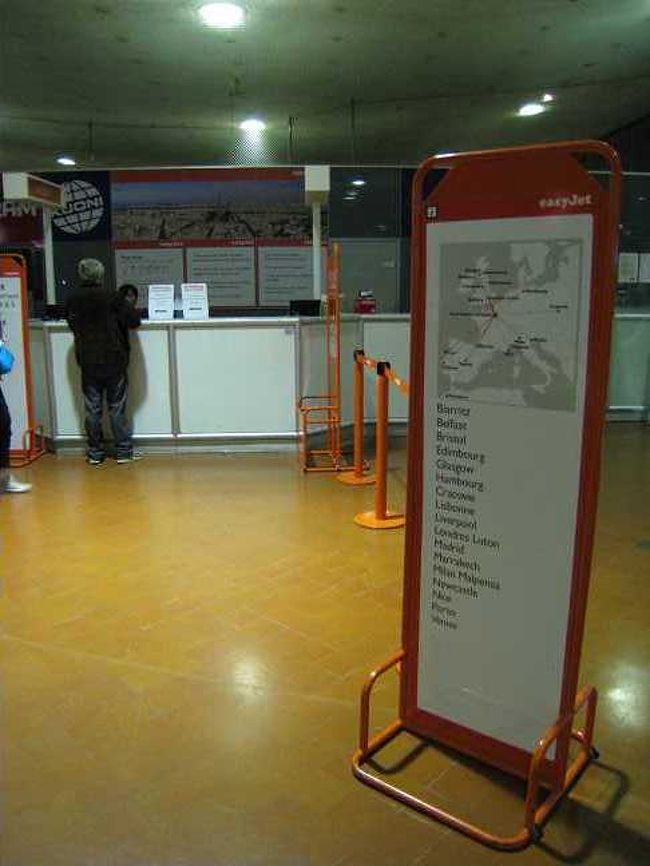 ＣＤＧ空港に夜到着後、航空会社を乗り換えリスボン便へ。格安航空のため、朝一番便。なんと４時チャックインです。。<br />早朝のせいか、体が冷えるほど寒いし、息も白いし。パリはすでに秋ですな。<br /><br />