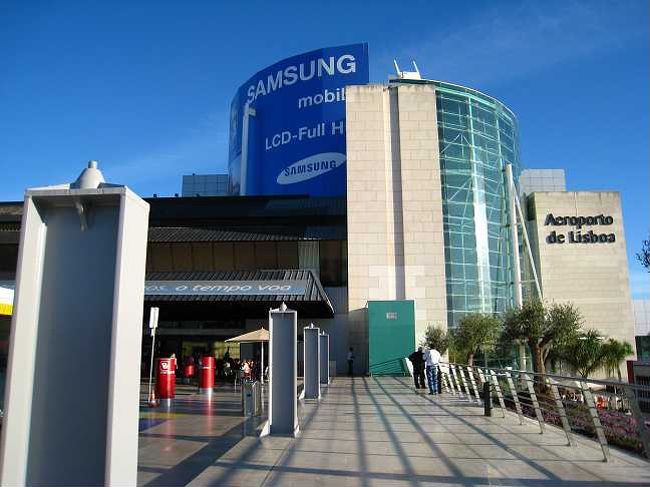 数時間でリスボン到着。<br />空気は暖かくて、カラッとしている。<br />エアポートバスで市内へ行くも、するっとローカル列車に乗り換えリスボン通過。<br />