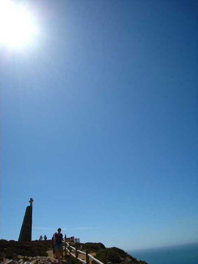 ロカ岬到着。<br />ユーラシア大陸最西端は、びゅーびゅー風吹き、<br />視界には青い大西洋と空。<br />東の果てから西の果てへ、よー来たなぁと実感。<br /><br />