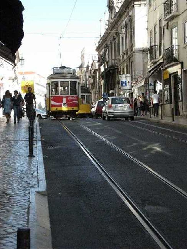 リスボン名物の路面電車。<br />カタカタカタと走る小さい電車は、とってもレトロでアイボリーな街の建物に映えるかわいい存在。<br /><br />