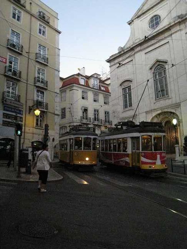 こんなに狭いところも。。。<br />人気の２８番市電は、観光客でぎゅうぎゅう詰め。<br />急なカーブになると、さらに押し込まれ、<br />こんな所で日本の通勤ラッシュを体験するとは＞＜