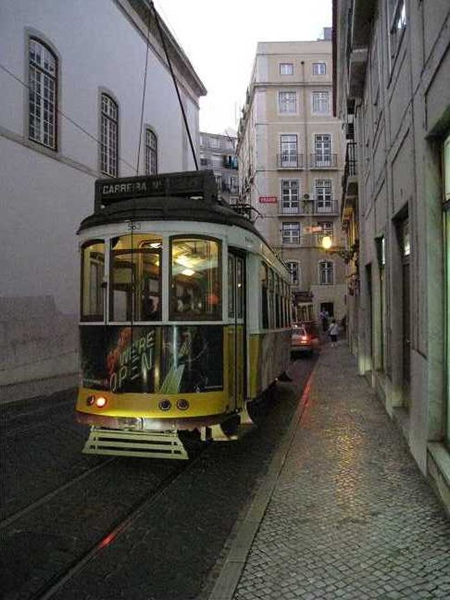 日も落ちてきて、電車にも明かりが灯りました