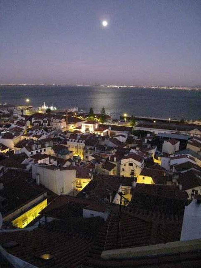 街の高台から、夜の街を眺める。<br />月明かりが映りこんだテージョ川から吹き込んで<br />くる涼しい風が、気持ちよい。<br />この時間になると、レストランが本格的に<br />賑やかになってきて、道を歩くといい香りが♪