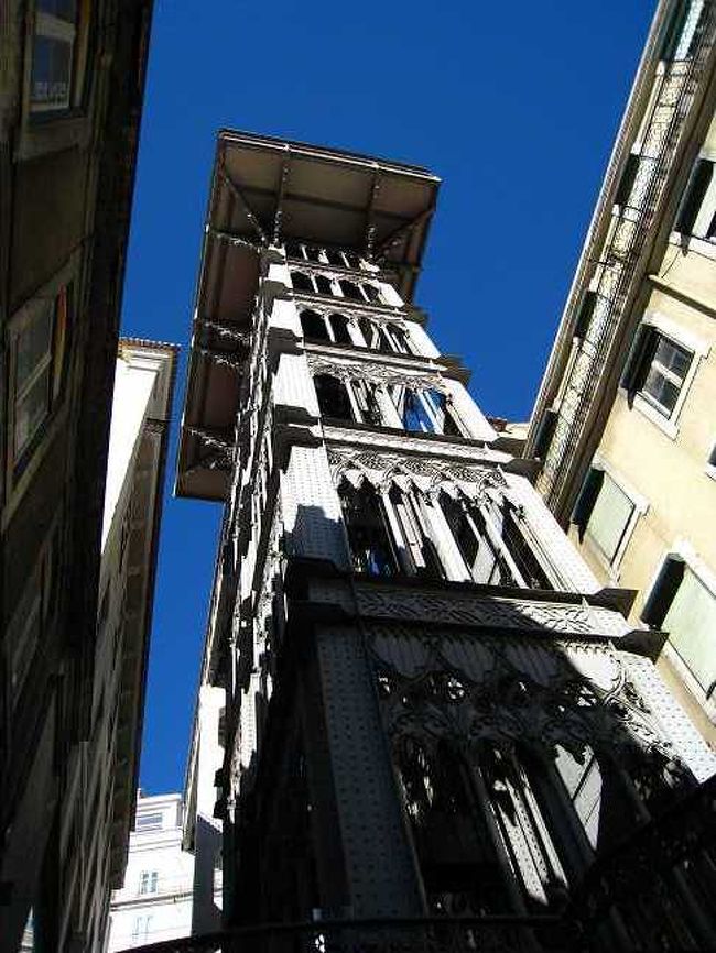 来ました。しかも、朝早く混雑前に。<br />エレベータの箱は、木製のこれまたレトロな<br />もので、専属の人がガチャガチャとボタン操作して<br />上昇。