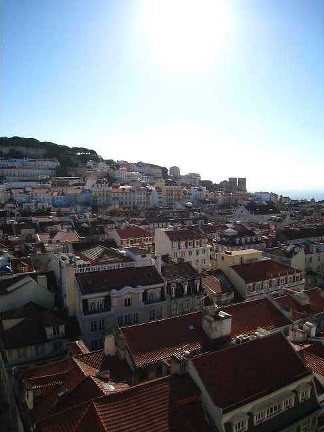 エレベータの屋上から?<br />統一感のある赤い屋根と丘の上のサン・ジョルジェ城からテージョ川まで、起伏の激しいリスボンが３６０度見渡せる。<br />
