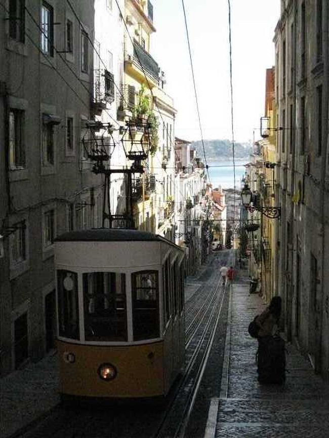 リスボンの３つのケーブルカーを制覇してみる。<br /><br />数百メートルと頑張れば歩いてもいける短い<br />距離だけど、かなーり急な坂を走ってます。<br />?ビッカ線<br />頂上が市電２８番と繋がって、向こうにテージョ川が<br />望めるバイシャ地区のここはとても賑やか。<br />ここのケーブルカーもタイミングによっては、ぎゅうぎゅうになります＞＜