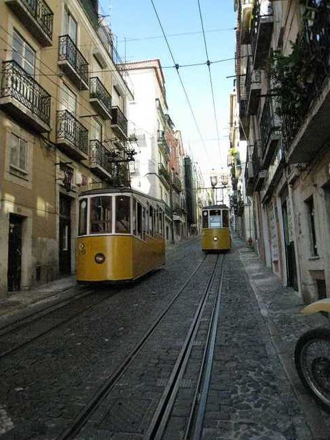 どちらかが昇って、片方が下って。<br />運転手はとっても気さくな人で、すれ違う側の<br />運転手や脇道を歩いている人に手を振ったりと<br />いいなぁ。