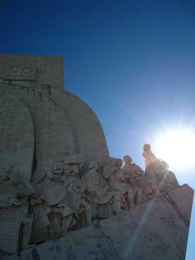 ちょっとベレン地区に足を伸ばしてみる。<br />発見のモニュメント。<br />有名な観光地なので、結構な人。<br />事前に調べて写真は見ていたけど、意外にデカイ！<br />先頭のエンリケ王子がまぶしッス。