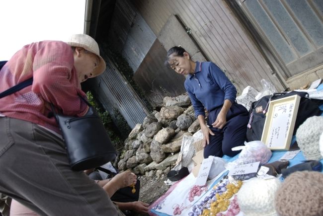 巾着田(2008/09/24)<br /><br />祭り中だけだと思いますが、地元の人が家の前で露店を開いて商売をしています。昭和の香り漂う懐かしい感じ。<br />特に、野菜を売っているのがいいな。どれもおいしそう。<br />最近は、しょいやのおばさんも見かけなくなったし。<br /><br />▽アクセス<br />西武池袋線高麗駅