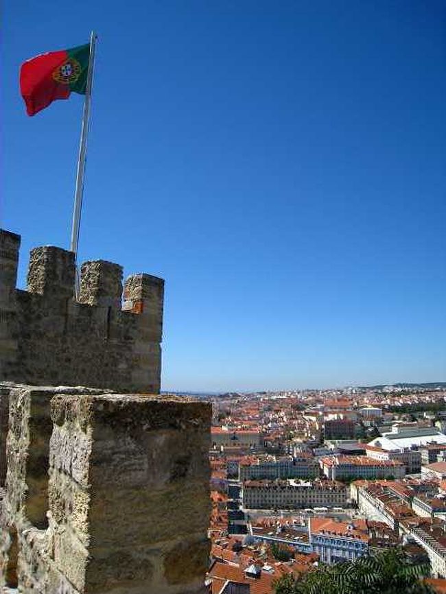 ポルトガルの旗と眼下に広がる街並み。<br />大砲でも撃つなら、ここは立地条件バッチリね。
