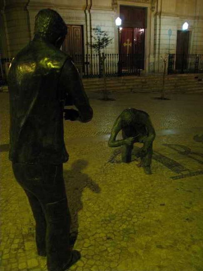 その夜。スペイン・アルヘシラスに向かうため、<br />長距離バスターミナルへ。<br /><br />途中、変なのに出会う。<br />何を表現しているのだろう。。。<br />夜に突然出会うと、かなりビビル。<br /><br />都会都会していなくて、とってもレトロで<br />素朴な街リスボンは、まったりできる素敵な街でした。<br />さらばぁ〜