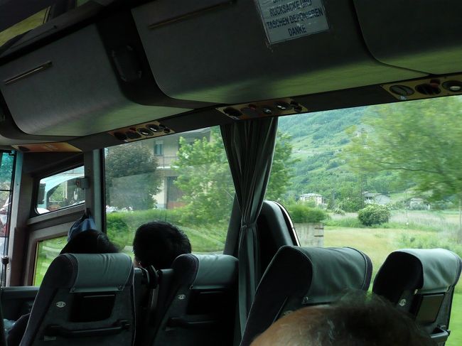 バスは定刻を少し過ぎて発車した。<br />座席も広くなかなか立派なバスだ。<br />外は雨。<br />