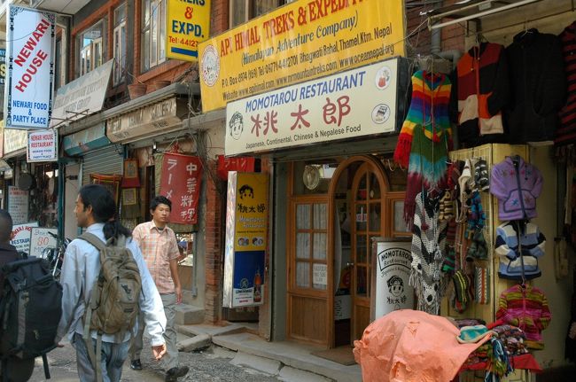 ちょっと歩きつかれたのですが、街に戻って散策。<br />しばらくすると、こんなところにも日本料理屋が！<br />よく見ると隣はラーメン屋さんです。<br />海外旅行をしていて、食べたくなる代表的な料理の一つがラーメンですよね。<br /><br />