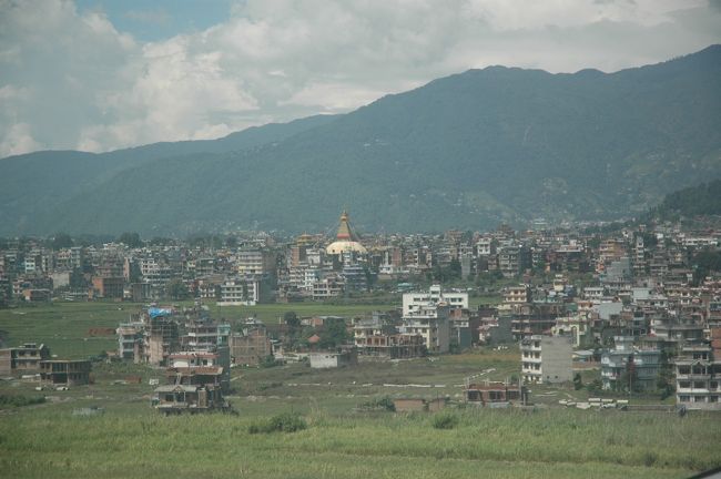 帰路もまた、カトマンズから一旦シンガポールに向けて、シルクエアーで出発です。写真は離陸直前のカトマンズの街並み。たったの3日間でしたが、世界最高峰のエベレストを見ることができました。<br />ありがとう！ネパール！またいつか来るぞ！