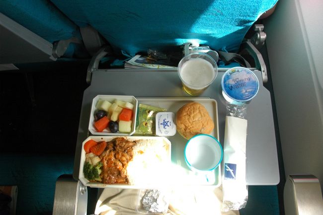 お約束の機内食。行きと違いは、ご飯にかかっているあんかけのようなものが、行きはシーフードミクス、帰りはチキン、の違いだけです。なぜか味は一緒です。