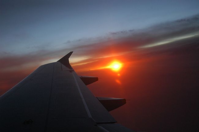 飛び立って食事が終わったころ、見る見るうちに外が暗くなり、夕焼けが見えてきました。<br />方向的には東に向かっているため、加速度的に太陽は沈んでいき群青色の空が残ります。