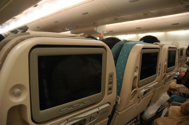 カトマンズからシンガポールへ。そしてここからは、シンガポールがはじめて商用運行した、世界最大の旅客機A380に乗り換えです。<br />待ちに待っての搭乗でしたが、乗ってみての感想はズバリ、すごい！の一言。<br />全席に、いつでも映画や音楽を楽しめる10インチテレビ、幅の広い座席、広い窓、明るい照明など、いままでのB747とも一線を画す、巨人機です。<br />これは一度乗ったら、ほかの飛行機に乗れないかも。