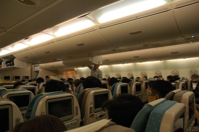 シートアブレスト（座席配置）は３−４−３。<br />これは行きに乗ったB747-400と一緒の配列ですが、<br />実際には、シートの横幅が一回り違うし、通路も1．5倍位広い感じでした。