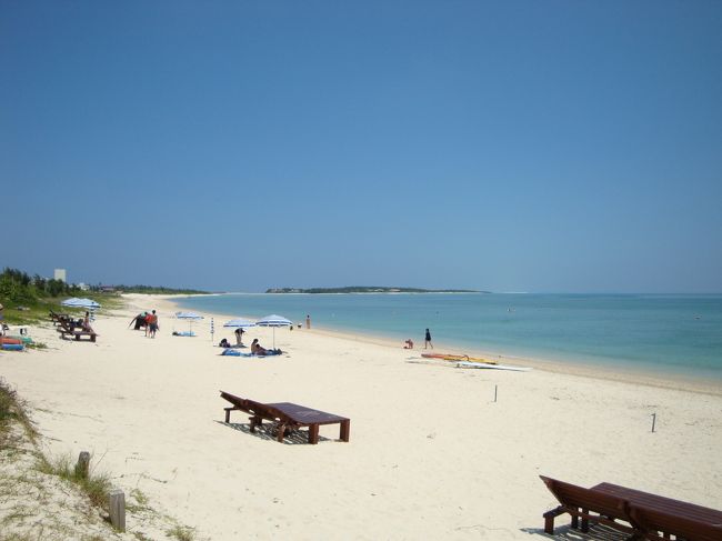 ちょっと時間は飛びますが、宿泊したホテル、久米アイランドの目の前（道路一本挟みますが）の、イーフビーチの様子です。<br />ご覧のように、人がとても少ないです！快適です！<br />ビーチプレイタイムという、マリンスポーツに適した潮の満ちた時間帯があるのですが、海水浴や水遊び程度なら、そこまで気にしなくても大丈夫。夕方前でも十分あそべます。<br />