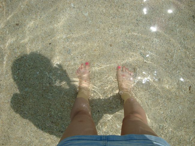 水も透き通ってきれいです！<br />ビーチと海中はサンゴの死骸でゴリゴリですので、マリンシューズは絶対に用意していった方がいいですよ★<br />ちなみにナマコちゃんけっこういました笑<br />あと、ゴーグルやシュノーケルを付けて泳ぐと、魚たちが結構近くを泳いでいることに気付くはずです＾＾