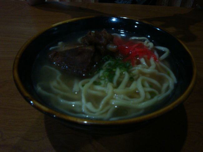 夕食は４travelで収集した情報を活かして、三坊で！と決めていたのですが、昼間は営業していたのに夜に行ったら営業しておらず。。。ざんねん！<br />代わりと言ってはなんですが、海坊主でソーキそばをいただきました。<br />何品か注文しようかと思ったのですが、そばだけでお腹がいっぱいになってしまいました＞＜おいしかったです。<br />昼間と違って、夜はさわやかな風がふいて、心地よかったです。夕食のあとに軽くお散歩も良いですね。