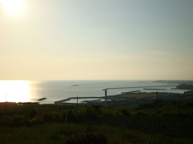 五枝の松をあとにして、キレイにサンセットが見えるというアーラ浜を目指します！<br />お腹がすいてきたのと、飲み物を持っていなかったことから、途中でコンビニにより、例のおいしいおにぎりを調達！笑<br />いざアーラ浜めざして進め〜〜<br /><br />〜数分後〜<br /><br />・・・この地図どーなってんの？！？！？！笑<br />ガイドマップの簡単な地図だけを頼りにしていた私達は、アーラ浜への看板が見つけられずぐるぐる。。。<br />しかしすぐに地図に乗っている道を見つけ、ドンドン進んで行きます。<br />山道を結構のぼっていきま〜す。<br />そしてふと後ろを振り返ると、しゃしんのようなすばらしい景色がひろがっているわけです★