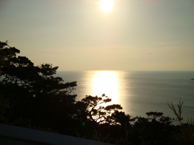 さぁさぁ夕日もいい感じに沈んで参りました！<br />結構走ってるけど、まだビーチにつかないのかなぁ。。。<br />と不安になり、地図を確認してみると、<br />なななんと！私達、アーラ浜に向かってない！！！！！笑<br />アーラ岳を延々と登っていたのです（´；ω；`）<br />もう夕日も沈みかけているのに！と焦りながら引き返すと、くる時には見えなかった位置に、アーラ浜を指す看板が。。。（´；ω；`）<br />ちくしょう！と思いながら急いでビーチを目指します！