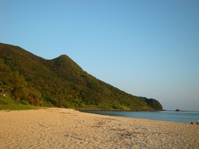 アーラ浜にはすでに何組か、夕日を見るためにスタンバイしていました。<br />アーラ浜は足下が他のビーチ以上にゴリゴリしてるので、ヒールを履いていた私は、歩くのがたいへんでした；<br />ちなみにガイドブックにはお手洗いのマークがありますが、虫、ヤモリなどなどが無理な方は、とてもじゃないけど入れません。。。暗いのでこわかったです＞＜