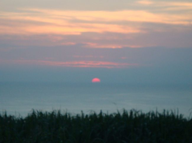 水平線には雲が溜まっていたので、最後まではみれないかな？と思い、早めに引き返したのですが、その道中ではこんな風に見えました☆<br />さっきとは違った印象。