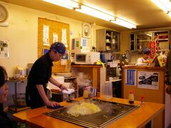 その富士宮大社そばにある『ここずらよ』というお店に行きました。
先月ぐらいにもしもツアーズでやっていたので…

ここでは作ってくれて、油の代わりにラードを使って炒めていました。
