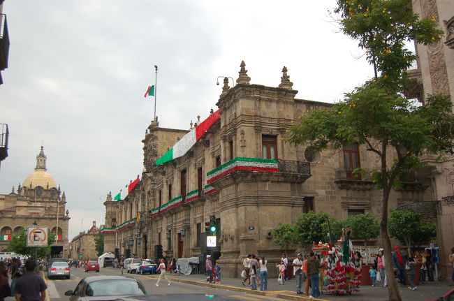 州庁舎<br />祭りか何かだったのか中には入れず