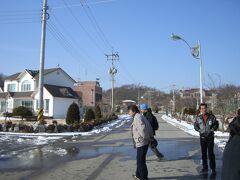 再びバスに乗り込みいよいよ検問のゲートを越えて非武装地帯に入る。３８度線の軍事境界線から南北に２ｋｍずつ東西２４０ｋｍにわたり存在する。そのなかにも住宅地があった。