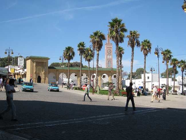時差の関係から、スペイン出航時間よりも前にモロッコ到着。<br />アフリカ大陸上陸！<br />タンジェには、長居するつもりはないので、<br />バスターミナルへ。<br /><br />へジャブを着ている女性が多かったり、建物の感じも違って、別世界に来たなぁと実感<br /><br />