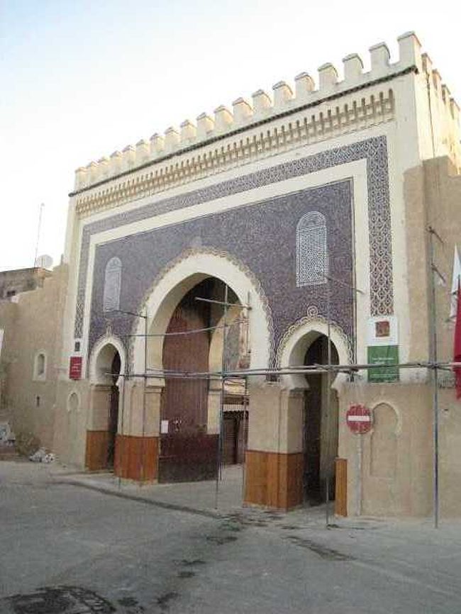 夜、フェズに到着。<br />翌日、迷宮都市フェズ・エルド・バリに向かう。<br />