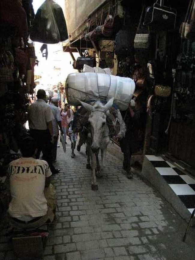 細い路地が縦横無尽に広がっている、その道の両脇に<br />は様々な店が立ち並んでいる。<br />坂も多くて、荷物運びはもっぱらロバが活躍。<br />なんで、やたらとロバに出会う。<br />