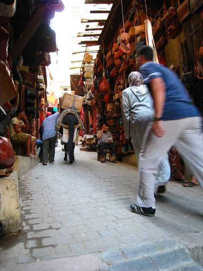 壁が見えないくらい商品が並んでいて、店の<br />数もはんぱない。