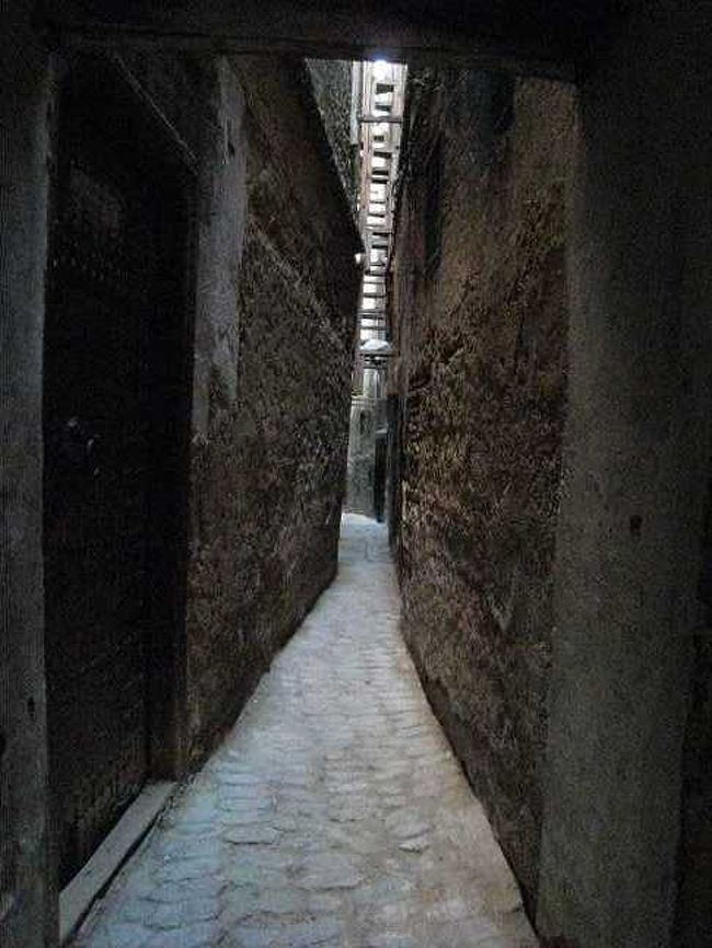 さらに細い路地が網の目にあって、すべて似たような<br />感じなので、これは迷っちゃいます<br />