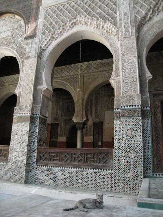 メディア内には、モスクが所々あって、喧騒の街中とは違い、とっても静か。<br />モザイクタイルの装飾がとても美しい。