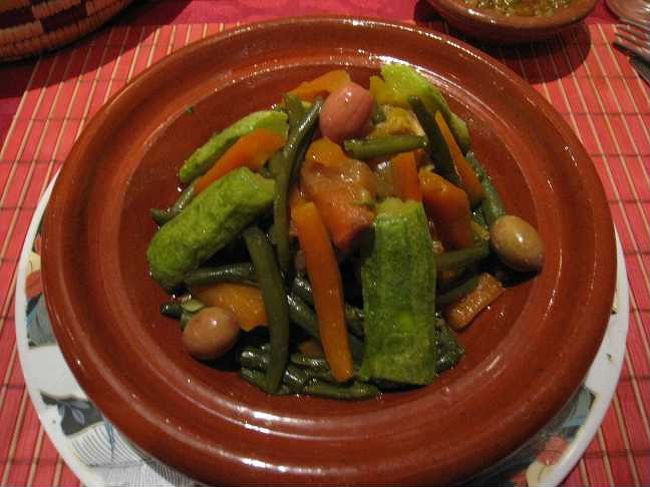 モロッコ料理?<br />タジン。<br />野菜と羊の肉を三角錐状の陶器で煮込んだ煮物。<br />野菜と肉は柔らかくて、羊肉の旨みと野菜が混ざり合っていて、素材の味がよく出ている素朴な味。