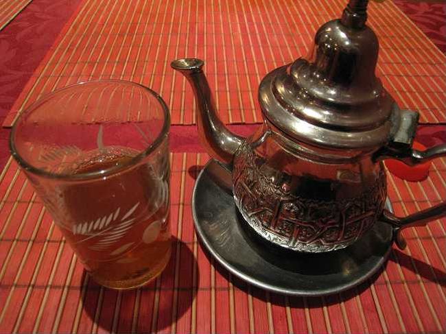 モロッコ料理?<br />ミントティー。<br />すっーと鼻を通り抜けるようなミントの香りと<br />口に含むと、最初は緑茶の渋みをもっと強くしたような味で、それがすぐに消える。<br />飲んだ後に、口中がさわやかになる、ちょっと病みつきになる。