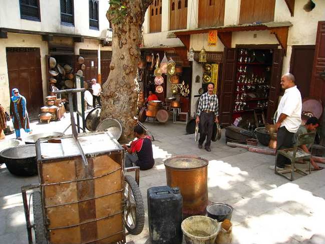 フェズは、真鍮などの金属細工も有名なので、作業場もたくさんあって、カンカン！と甲高い音も聞こえたりと街中はいろんな音が溢れてマス