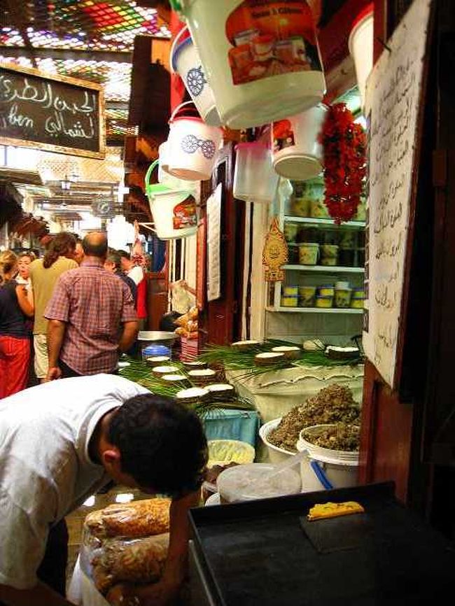 狭い路地に大量の人間がすれ違うので、街の<br />熱気はものすごい。日差しも強く、空気も乾燥して、<br />すぐ喉が乾いてしまう。<br />けれども、ラマダンで、ムスリムの人は昼間は水させも飲めないのもあって、物を口に入れている人はまったく見かけない。すごいよなー。<br />