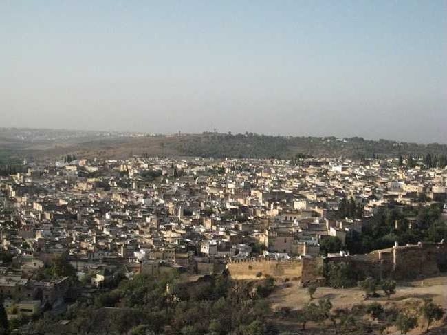 街を一望できる、丘に登る。<br />壁で囲まれたフェズ・エルド・バリ、低くて白い四角形の家が一面に広がる。<br />乾いた街っていう感じ。<br /><br />