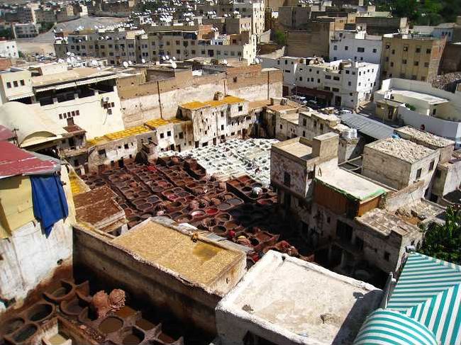 名所タンネリ。<br />革製品が有名なモロッコ、染料桶に皮を入れて染め上げ、その後なめしていく<br />革の匂いと染料の匂いですっぱい香りが立ち込めている。ここのエリアに近寄るだけで、ものすごい匂いがしてくる。<br />それを背負ったロバを結構見かけたりする。<br /><br />