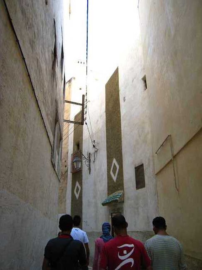 予想通り、道に迷う。<br />目的の場所に行けず、困っていると、<br />自分たちもそこに行くからと助けてもらう。<br /><br />よくよく話すと、フェズで建築学を専攻している学生で、今フィールドワークをしているらしい。<br />迷いもせずに路地を曲がったりと、流石！<br /><br />”ありがとー”を教えると、後半がフランス語の”ガトー”と同じことに、なぜかすごくうけてた。。<br />それと、ジャッキーチェンを日本人と勘違いしていたが。。。<br /><br /><br /><br /><br />